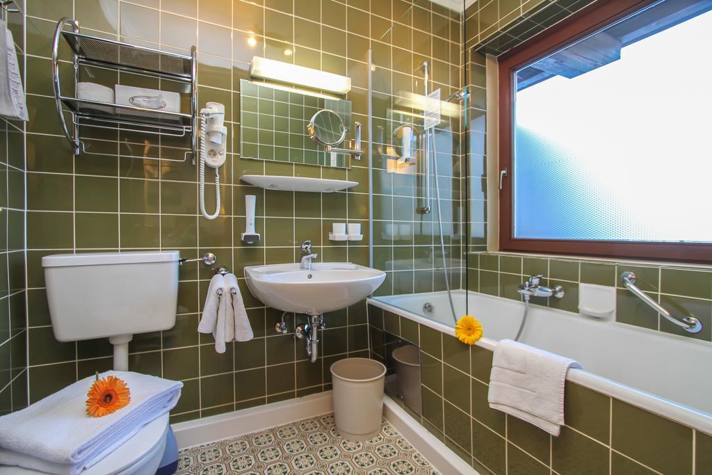 Hotel Tiroler Adler - Bed And Breakfast Вайдринг Экстерьер фото